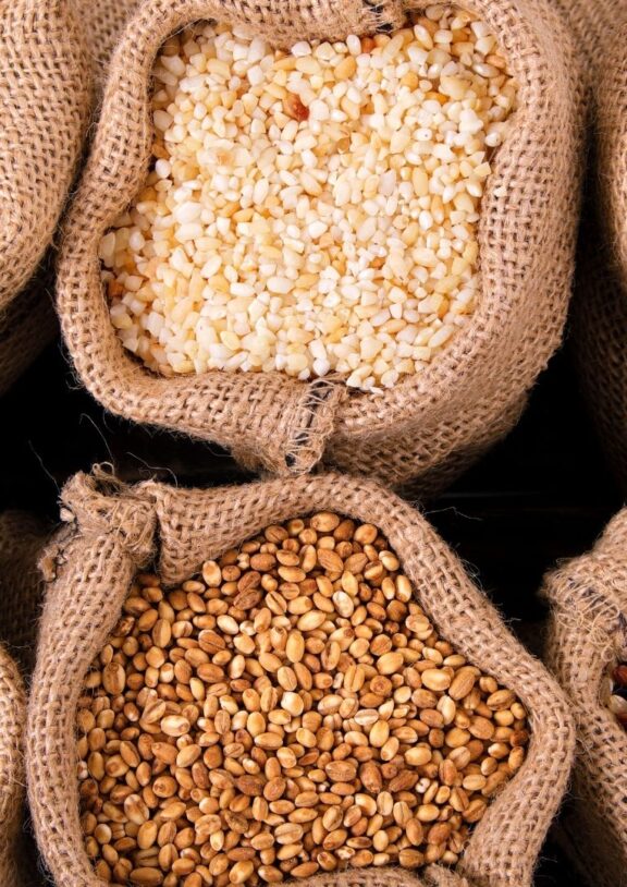 Mucet Agro; aspir tohumu, keten tohumu, ay çekirdeği içi, chia tohumu ve benzeri tohum gruplarında iç piyasa ve ihracata yönelik güvenilir tedarik çözümleri sunar.