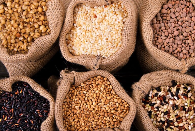 Mucet Agro; aspir tohumu, keten tohumu, ay çekirdeği içi, chia tohumu ve benzeri tohum gruplarında iç piyasa ve ihracata yönelik güvenilir tedarik çözümleri sunar.